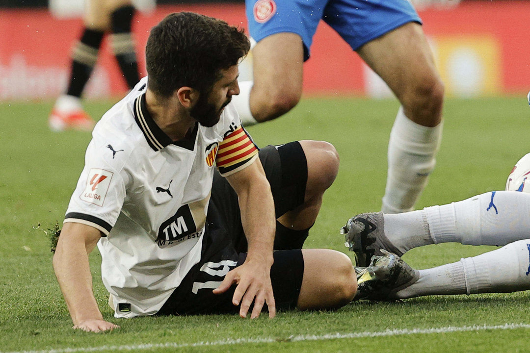 -El lateral izquierdo del Valencia José Luis Gayà durante el partido de Liga disputado este domingo ante el Girona. EFE/ Manuel Bruque