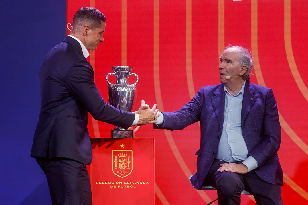 Los exfutbolistas Fernando Torres (i) y José Ángel Iribar se saludan durante la presentación de la primera lista de 29 jugadores convocados para la disputa de la Eurocopa 2024, en la Ciudad del Fútbol de Las Rozas (Madrid). EFE/Fernando Alvarado