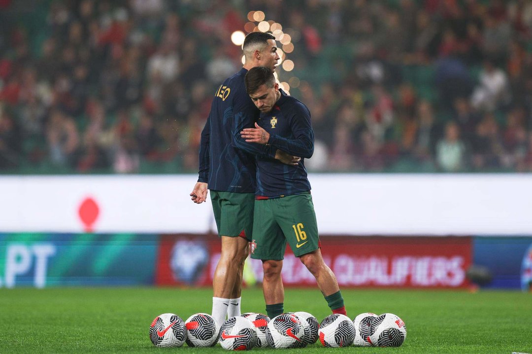 El delantero de Portugal Cristiano Ronaldo junto a Otavio (d) en foto de archivo de MIGUEL A. LOPES. EFE