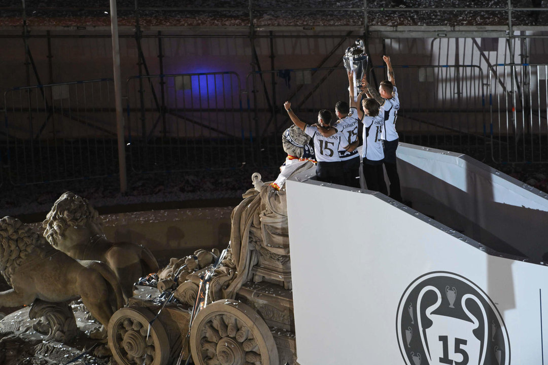 - Los jugadores del Real Madrid Toni Kroos, Luka Modric, Nacho Fernández y Dani Carvajal, levantan el trofeo este domingo a la Plaza de Cibeles. EFE/ Fernando Villar