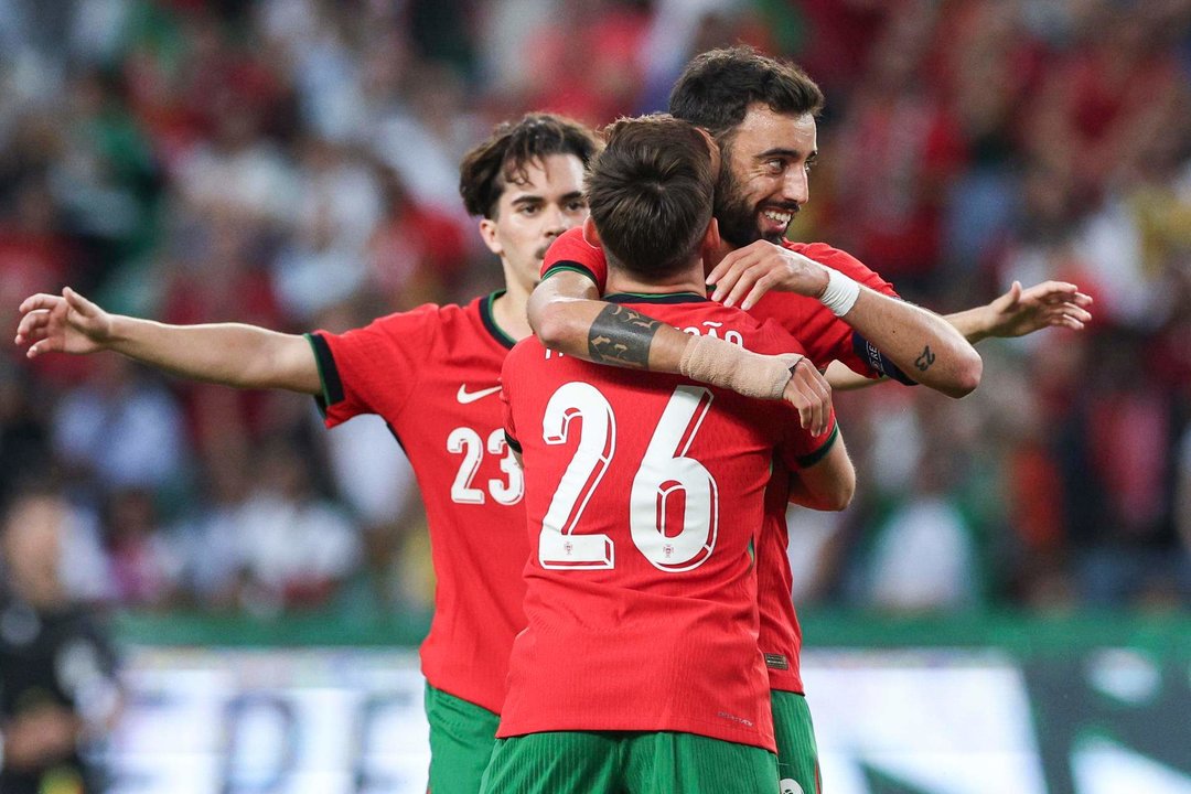 Los jugadores de Portugal celebran el gol de Bruno Fernandes (d) en el partido amistoros ante Finlandia jugado en Lisboa, Portugal. EFE/EPA/MIGUEL A. LOPES