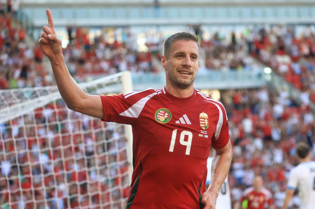 El jugador de Hungría Varga Barnabas celebra un gol durante el amistosos que han jugado este sábado Hungría e Israel en Debrecen, Hungría. EFE/EPA/Zsolt Czegledi