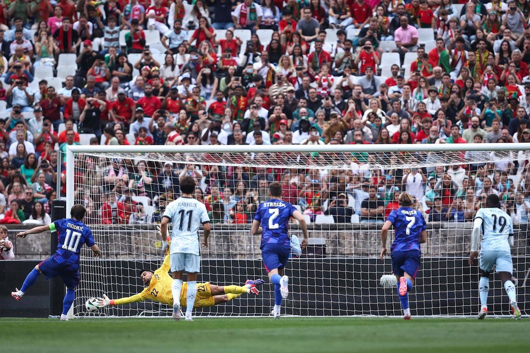 El jugador de Croacia Luka Modric (I) marca de penalti durante el amistoso que han disputado Portugal y Croacia en Oeiras, Portugal. EFE/EPA/RODRIGO ANTUNES