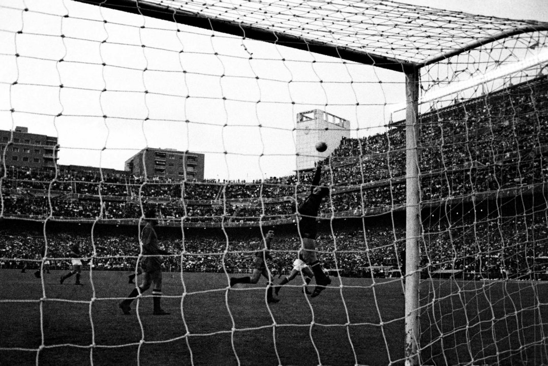 Lev Yashin no puede parar el gol marcado de cabeza por Marcelino en la final de 1964.EFE/Luis Millán