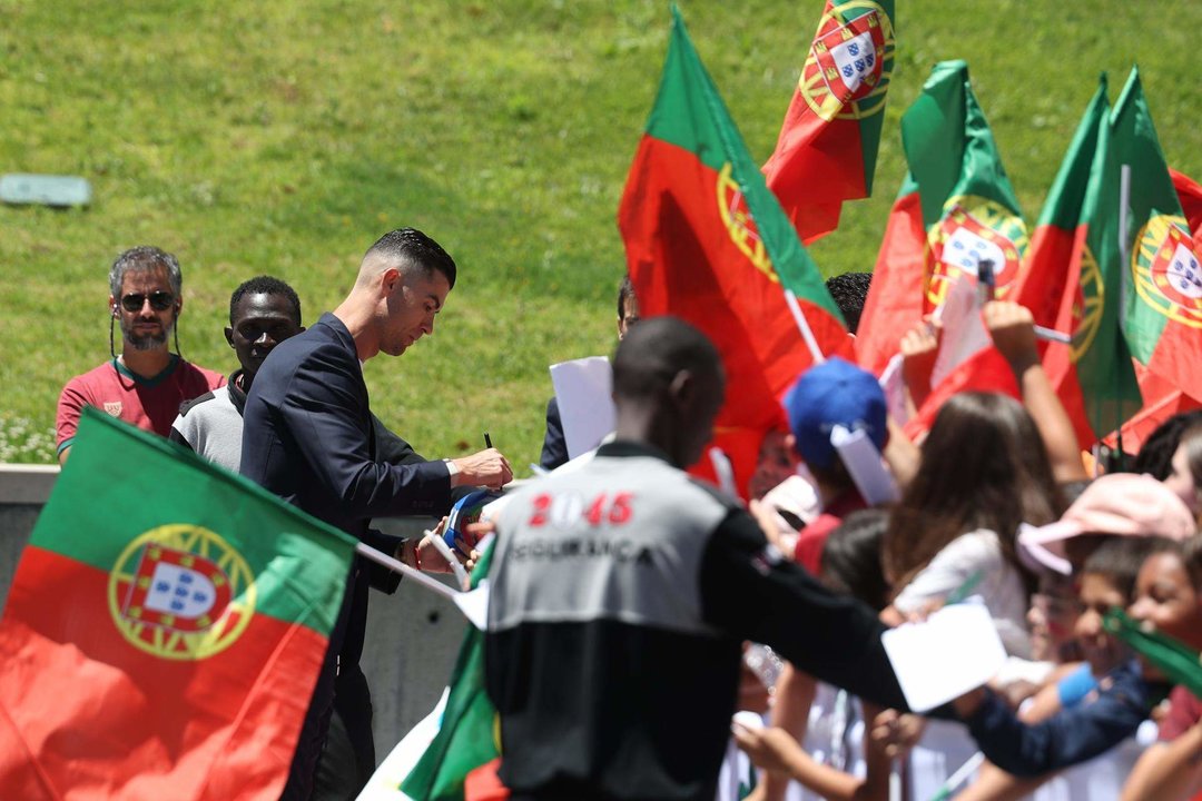Cristiano Ronaldo firma autógrafos en Oeiras. La selección de Portugal partió hoy hacia Alemania para disputar las Eurocopa. EFE/EPA/TIAGO PETINGA