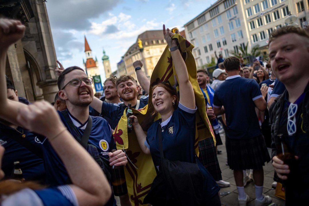 Seguidores escoceses en Munich esperan el partido de inauguración de la Eurocopa 2024. EFE/EPA/MARTIN DIVISEK