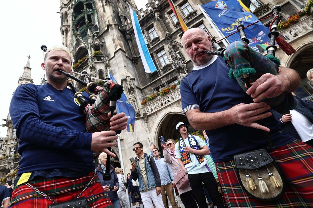 Seguidores escoceses en Munich recorren la ciudad a la espera del partido inaugural de la Eurocopa 2024. EFE/EPA/ANNA SZILAGYI