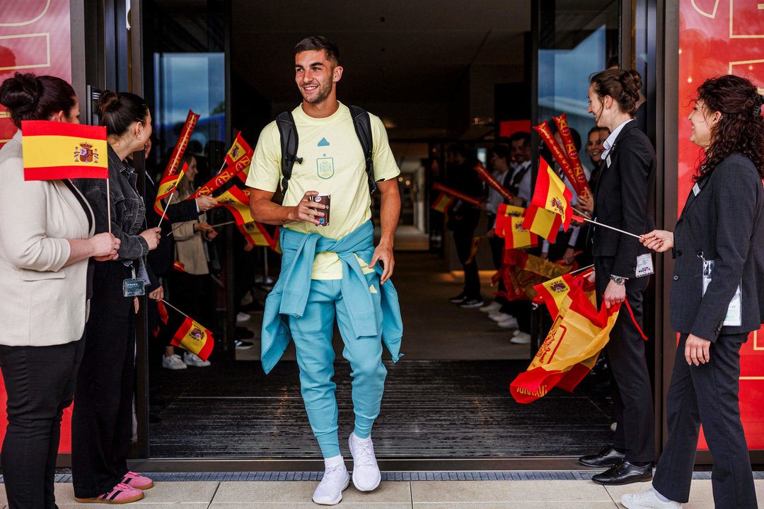 El delantero de la selección española Ferrán Torres (c) a su llegada este viernes a Berlín, donde mañana se enfrentarán a la selección croata en la primera jornada del Grupo B de la Eurocopa 2024. EFE/ Pablo García / RFEF