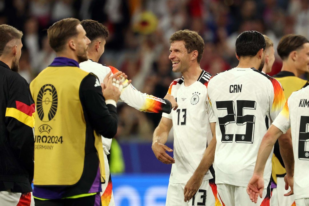 El medio de Alemania Thomas Mueller (C) celebra la victoria en el partido inaugural de la Euroopa jugado en Múnic. EFE/EPA/FRIEDEMANN VOGEL