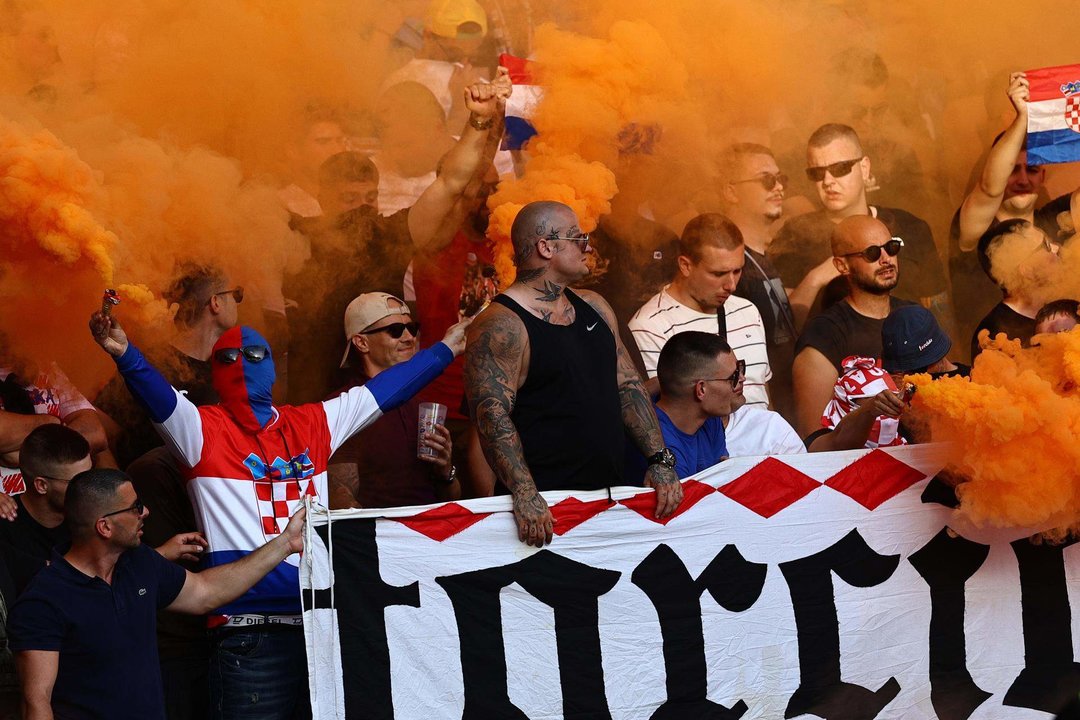 Aficionados croatas animan antes del inicio del partido del grupo B de la Eurocopa 2024 entre España y Croacia, este sábado en el Estadio Olímpico de Berlín, Alemania. EFE/EPA/FILIP SINGER