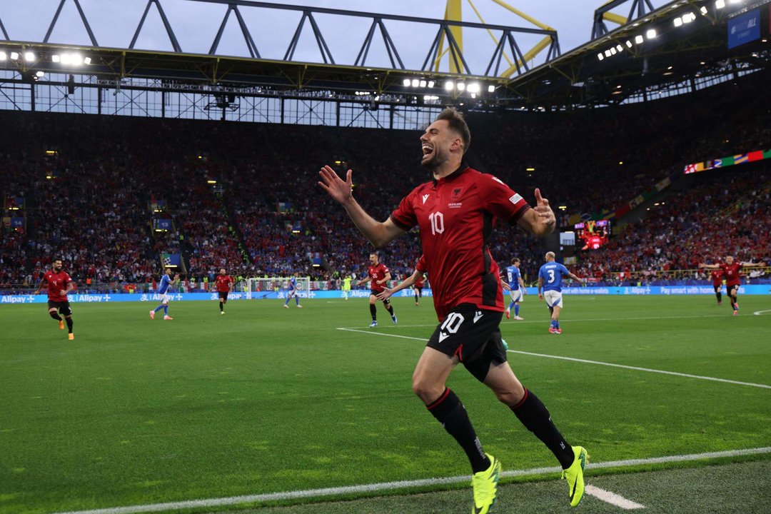 Nedim Bajrami, delantero de la selección de Albania, celebra el 0-1 en Dortmund. EFE/EPA/FRIEDEMANN VOGEL