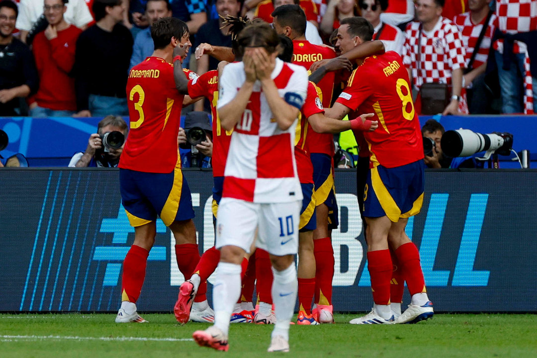 Los jugadores de la selección española celebran el 3-0 durante el partido del grupo B de la Eurocopa 2024 entre España y Croacia, en el Estadio Olímpico de Berlín, Alemania. EFE/J.J. Guillén