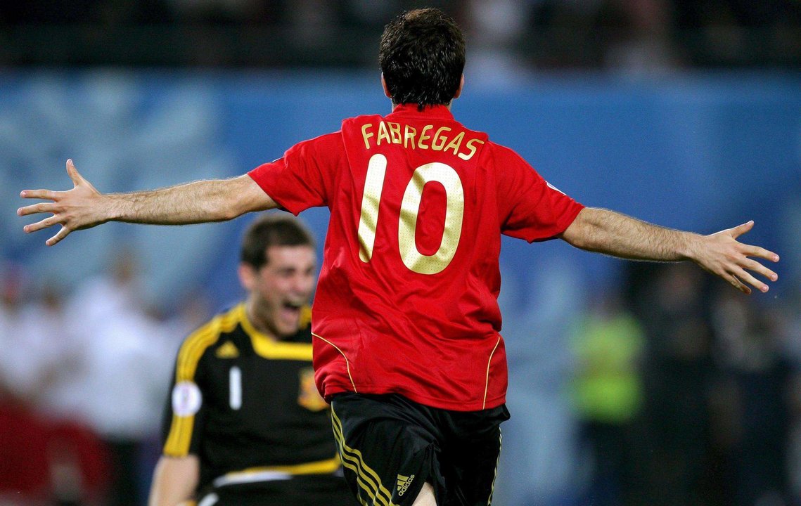 El guardameta español Iker Casillas (atrás) y su compañero de equipo Cesc Fabregas celebran tras ganar a Italia en el partido por los cuartos de final de la Eurocopa'08 que les enfrentó hoy, 22 de junio de 2008, en el estadio Ernst Happel de Viena (Austria). EFE/GEORG HOCHMUTH