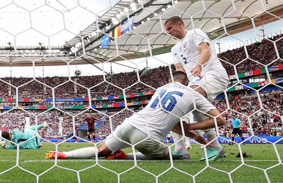 El central eslovaco David Hancko (I) saca bajo la línea un gol junto a su compañero Denis Vavro durante el partido del grupo E que han jugado Bélgica y Eslovaquia en Frákfort, Alemania. EFE/EPA/ABEDIN TAHERKENAREH