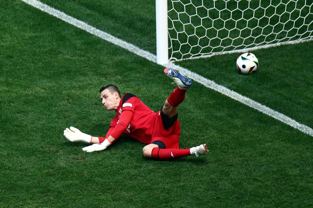 El portero ucraniano Andriy Lunin durante el partido de fútbol del Grupo E de la Eurocopa 2024 entre Rumania y Ucrania, en Munich, Alemania. EFE/EPA/ANNA SZILAGYI