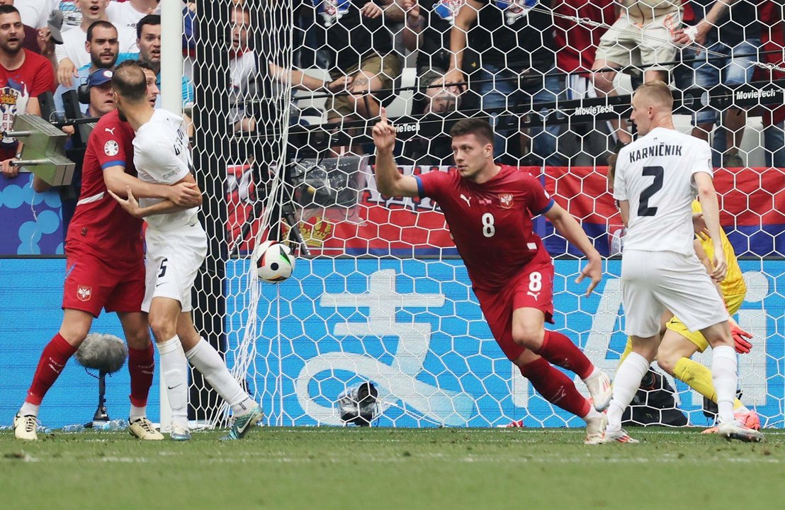 Los jugadores de Serbia celebran el 1-, obra de Luka Jovic, durante la prolongación del partido del grupo C que han jugado Eslovenia y Serbia en Múnich, Alemania. EFE/EPA/ANNA SZILAGYI EFE/EPA/MOHAMED MESSARA