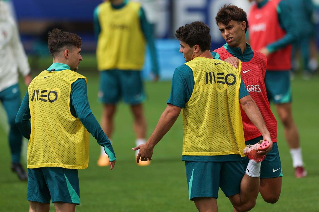 Los jugadores de Portugal Francisco Conceicao, Joao Neves (c) y Joao Felix (R) conversan durante un entrenamiento en Harsewinkel, Alemania. EFE/EPA/MIGUEL A. LOPES