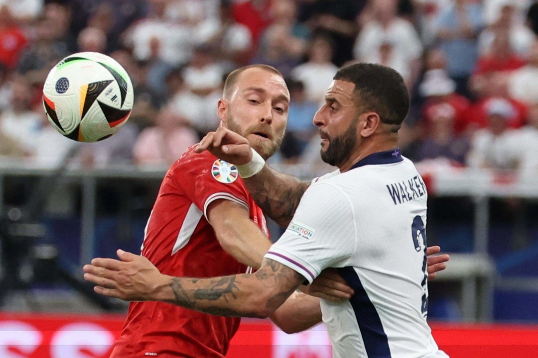 Kyle Walker durante el partido del grupo C que han jugado Dinamarca e Inglaterra en Fráncfort, Alemania.EFE/EPA/ABEDIN TAHERKENAREH