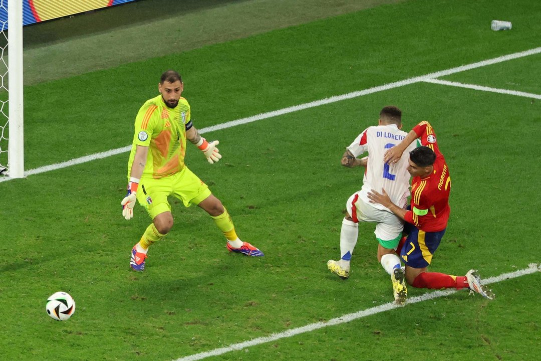 Álvaro Morata, capitán de la selección española en Gelsenkirchen, Alemania. EFE/EPA/GEORGI LICOVSKI