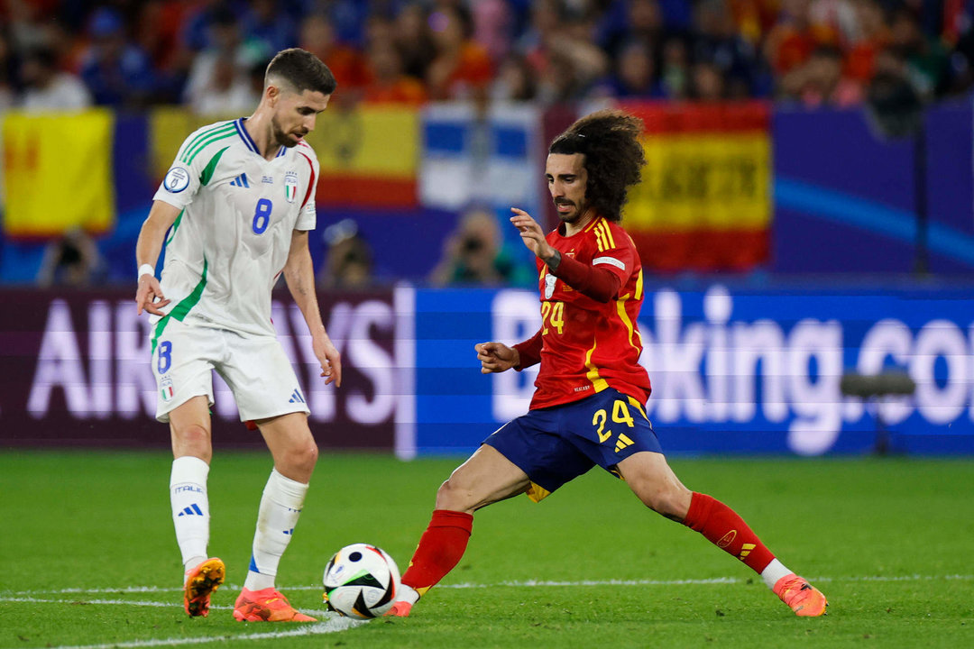 - El defensa de la selección española Marc Cucurella (d) disputa el balón ante el centrocampista de la selección italiana Jorginho. EFE/Alberto Estévez.