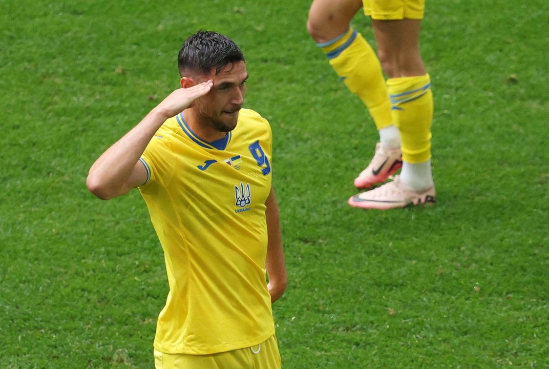 El futbolista de Ucrania Roman Yaremchuk celebra con el saludo militar el 1-2 ante Eslovaquia en el partido del grupo E jugado en Düsseldorf, Alemania. EFE/EPA/FRIEDEMANN VOGEL