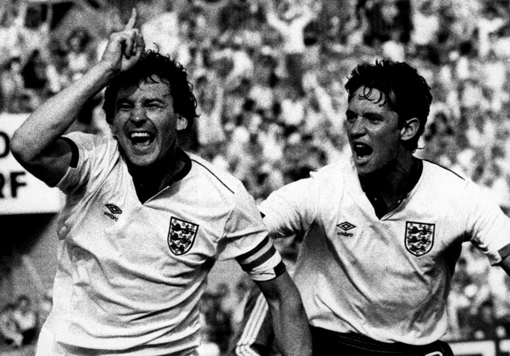 Los jugadores ingleses Bryan Robson (i), y Gary Lineker (d) celebran un gol durante la fase de clasificación para la Europa de 1988. EFE/ Mété Raz/Archivo