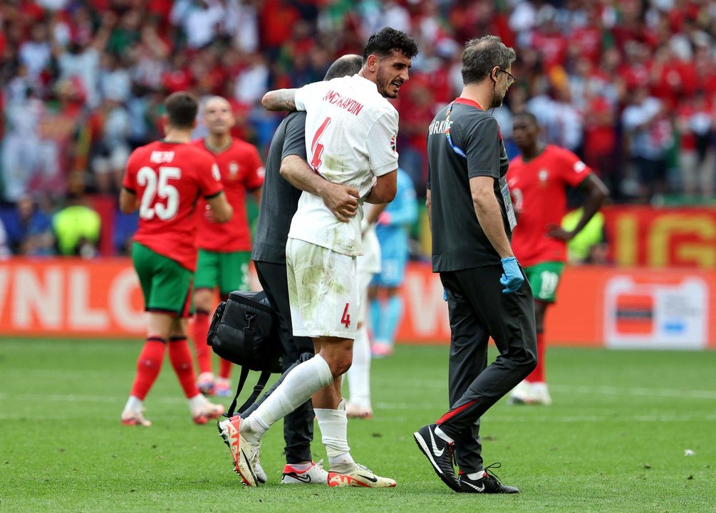 Samet Akaydin, defensa central de la selección de Turquía, se retiró lesionado, renqueante, con un golpe en el costado, del terreno de juego en el minuto 75 durante la segunda jornada del grupo F de la Eurocopa 2024 contra Portugal.EFE/EPA/FRIEDEMANN VOGEL