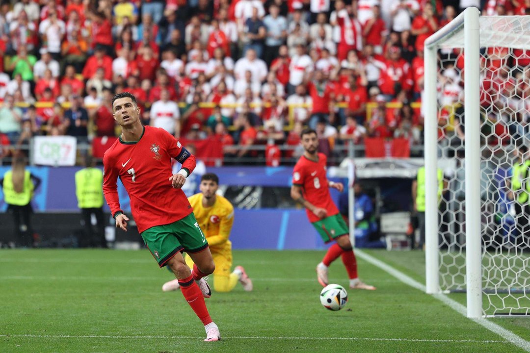 El delantero portugués Cristiano Ronaldo celebra erl gol de su compaerño Bruno Fernandes durante el partido del grupo F jugado en Dortmund, Alemania. EFE/EPA/MIGUEL A. LOPES