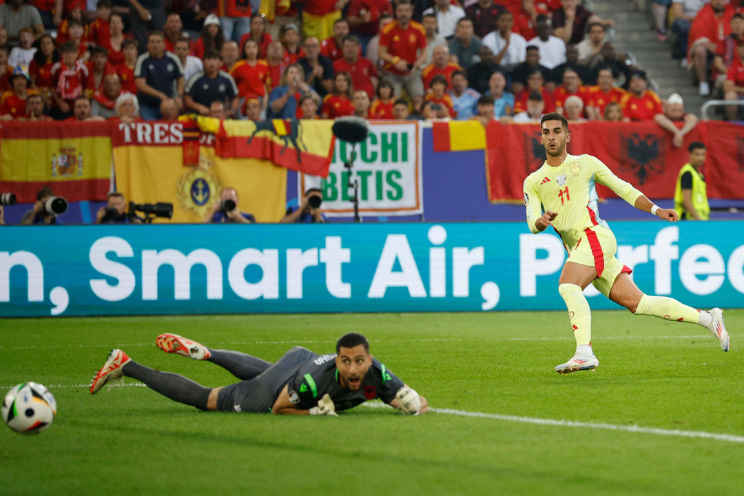 El delantero español Ferrán Torres (d) anota el 1-0 durante el encuentro de la fase de grupos de la Eurocopa 2024 disputado entre las selecciones de España y Albania en Düsseldorf (Alemania), este lunes. EFE/ Alberto Estévez