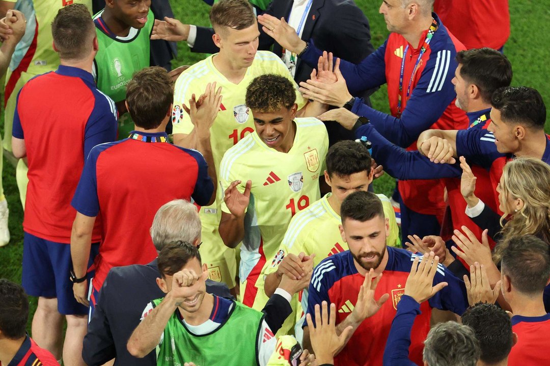 Los jugadores de España celebran una de las victorias en la fase de grupos. EFE/EPA/GEORGI LICOVSKI