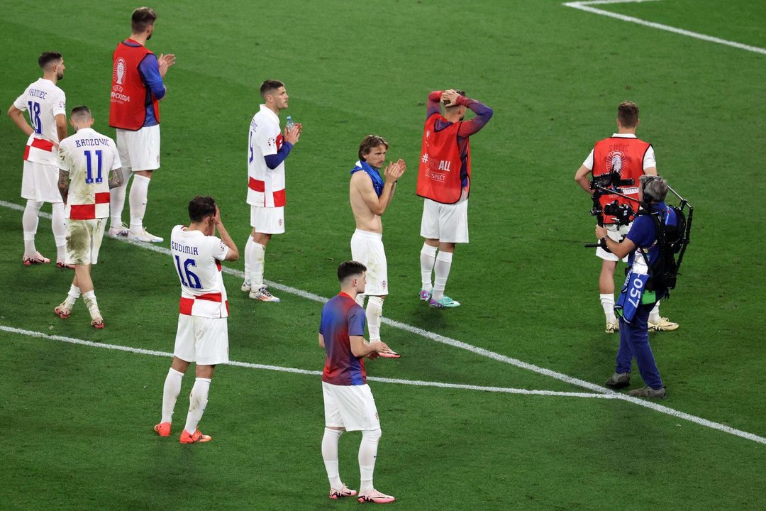 Luka Modric y sus compañeros se despiden de la Eurocopa. EFE/EPA/ABEDIN TAHERKENAREH