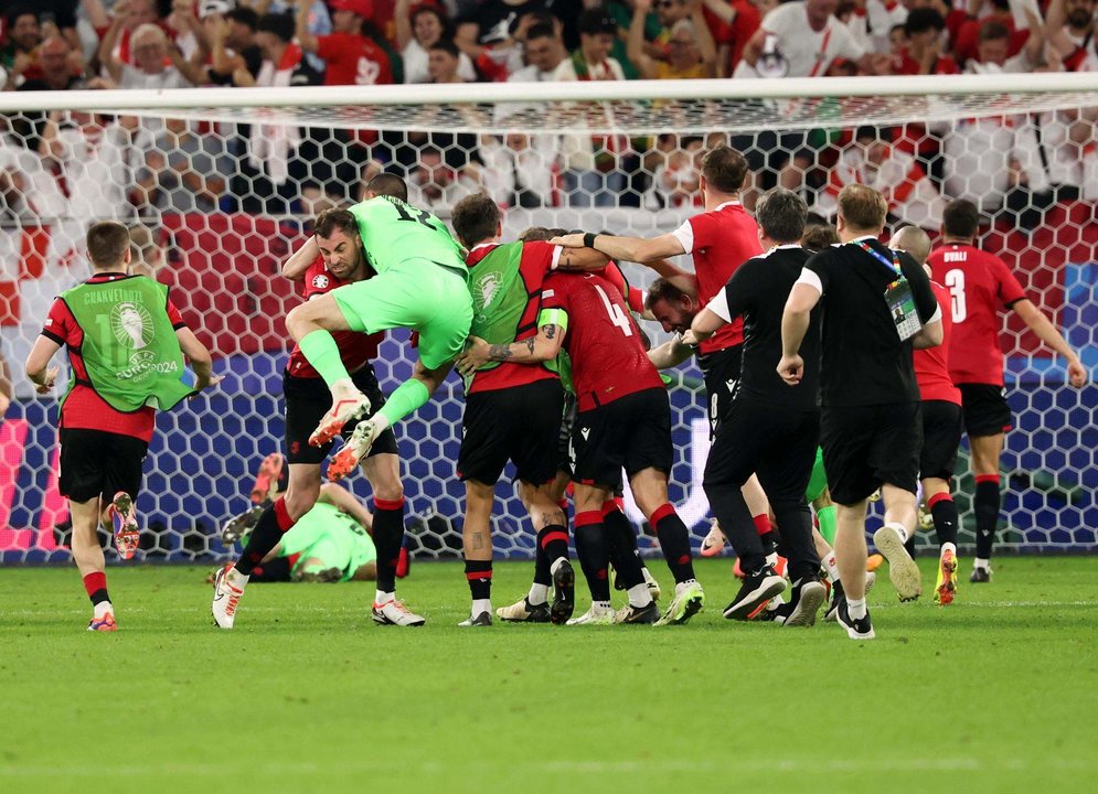 La selección de Georgia celebra tras ganar el partido del grupo F de la Eurocopa 2024 entre Georgia y Portugal, en Gelsenkirchen, Alemania. EFE/EPA/GEORGI LICOVSKI