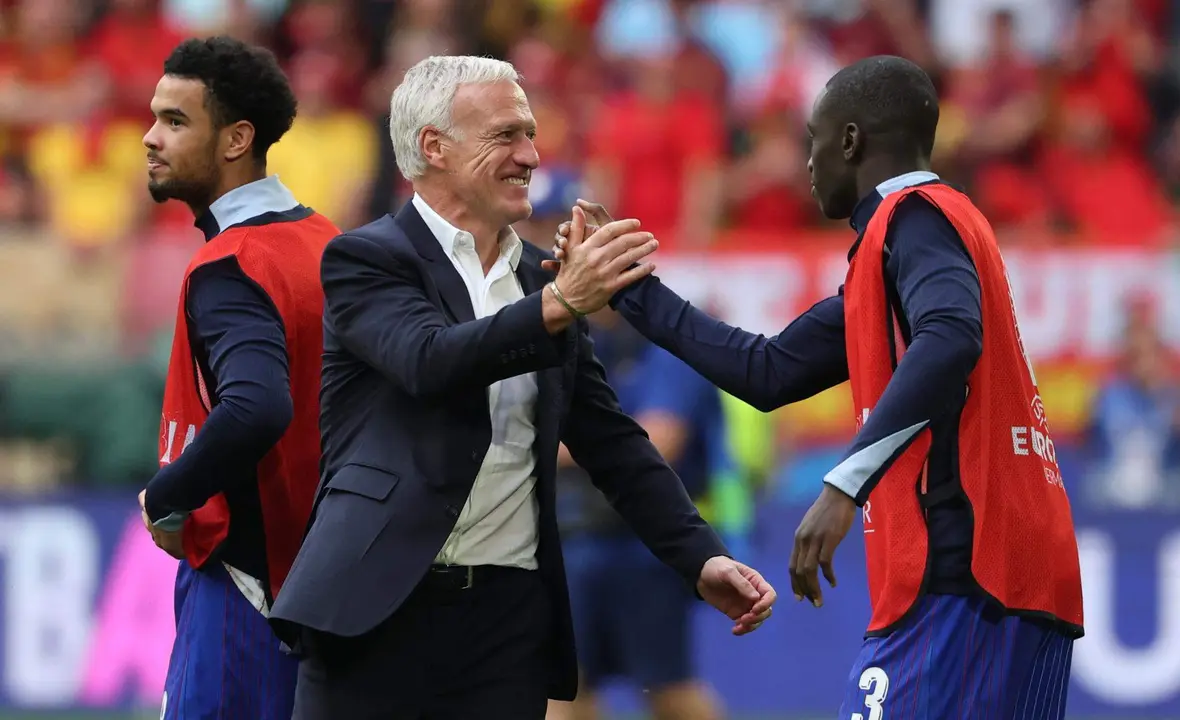 Didier Deschamps, seleccionador de Francia, celebra el pase a cuartos tras el partido que ha enfrentado a Francia y B&eacute;lgica en D&uuml;sseldorf. EFE/EPA/FRIEDEMANN VOGEL