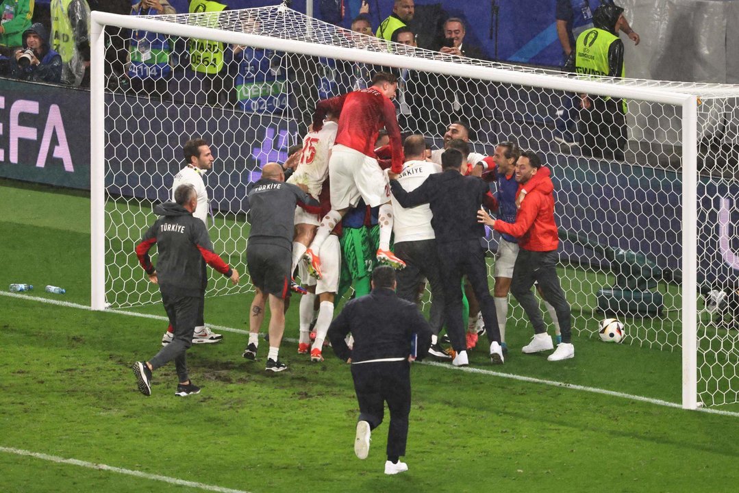 Los jugadores turcos celebran el pase tras el partido de octavos de final que han jugado Austria y Turquía en Leipzig, Alemania. EFE/EPA/HANNIBAL HANSCHKE