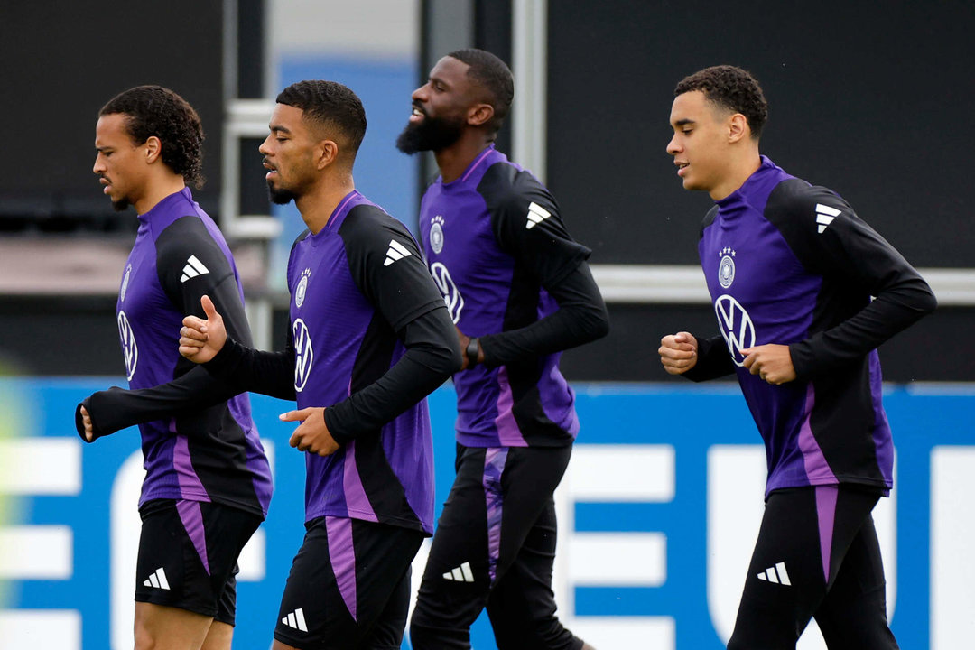 Los jugadores alemanes Jamal Musiala (d), Antonio Rüdiger (d), Benjamin Henrichs (2i) y Leroy Sané (i), durante el entrenamiento que la selección de Alemania ha realizado en Herzogenaurach. EFE/Alberto Estévez