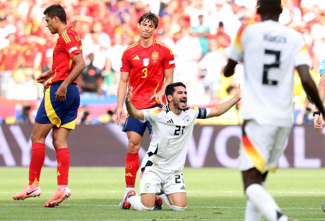 El central Robin Le Normand se lamenta mientras el alemán Ilkay Guendogan pide amarilla para el español durante el partido de cuartos de la Eurocopa 2024 entre España y Alemania en Stuttgart, Alemania EFE/EPA/FRIEDEMANN VOGEL