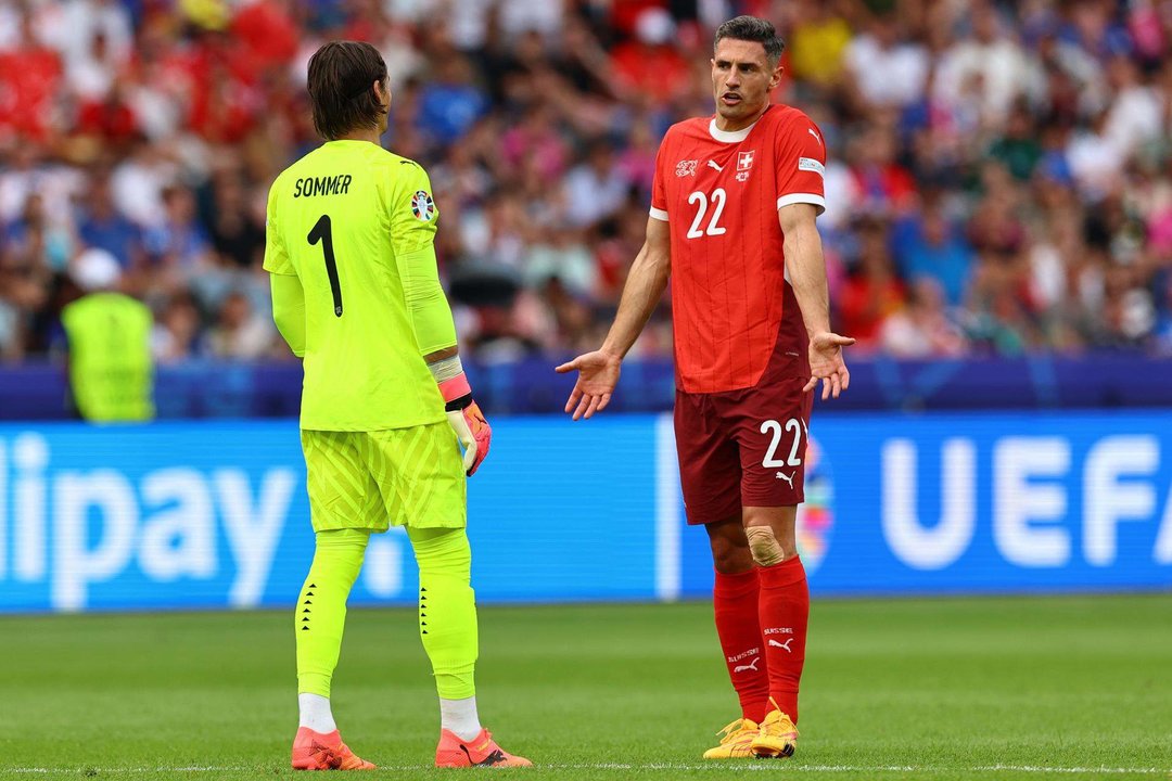 El portero Yann Sommer (I) y Fabian Schaer. EFE/EPA/FILIP SINGER