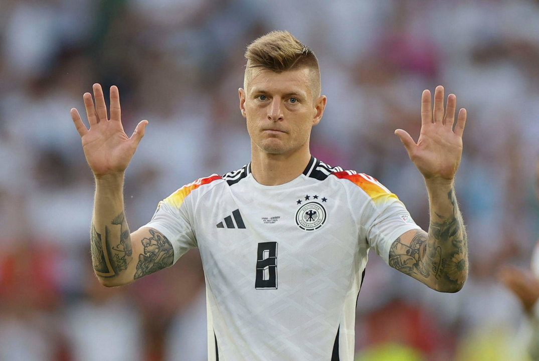 El centrocampista de la selección alemana Toni Kroos se despide de su afición al término del partido de cuartos de final de la Eurocopa que España y Alemania han disputado este viernes en Stuttgart. Kroos disputó su último partido como futbolista profesional. EFE/Alberto Estévez