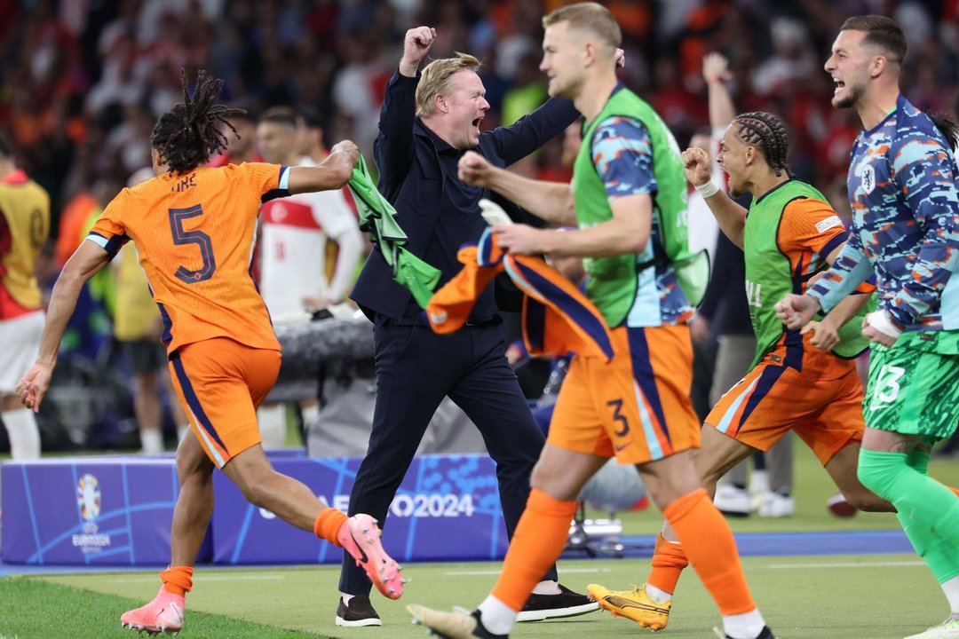 El técnico Ronald Koeman (C) celebra el pase a semis tras el partido de cuartos de final que han jugado Países Bajos y mTurquía en Berlín, Alemania. EFE/EPA/CHRISTOPHER NEUNDORF