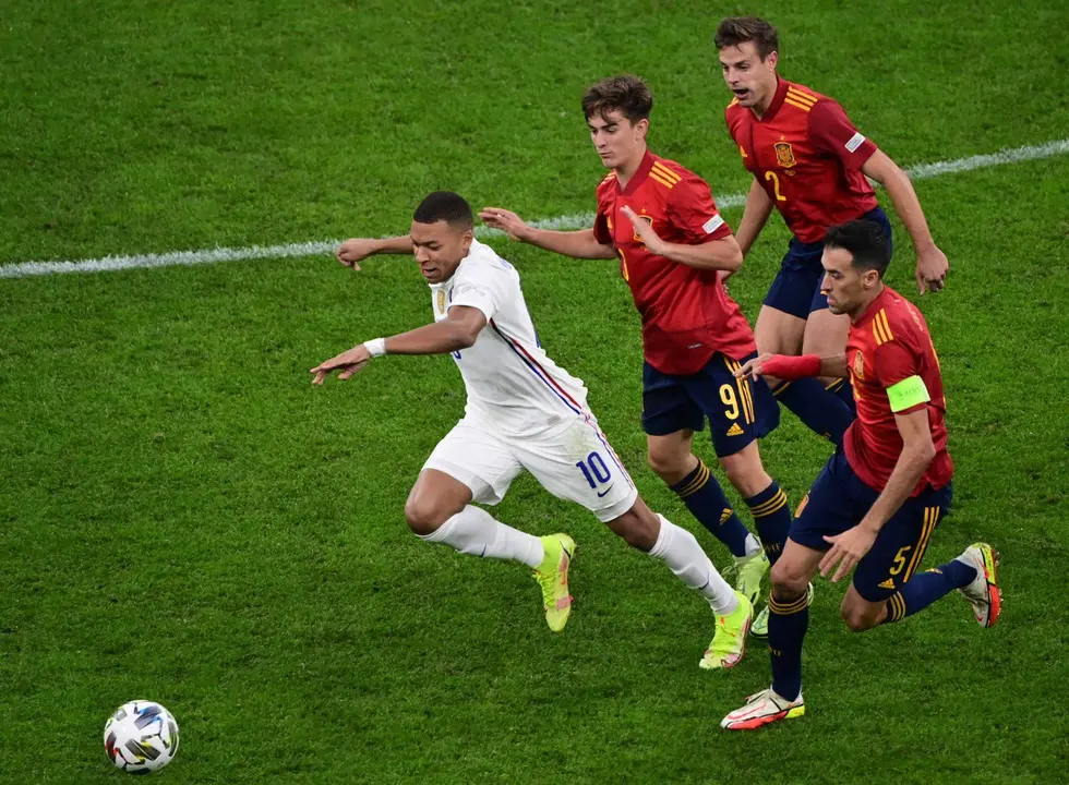 El franc&eacute;s Kylian Mbappe (I) en acci&oacute;n perseguido por los espa&ntilde;oles Gavi (C), Cesar Azpilicueta y and Sergio Busquets (d) durante la final de la Liga de Naciones de 2021 disputada en Mil&aacute;n, Itali) EFE/EPA/Marco Betorello