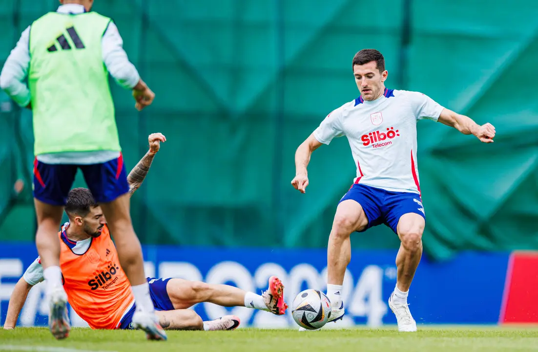 El jugador de la selecci&oacute;n espa&ntilde;ola de f&uacute;tbol Daniel Vivian, durante la rueda de prensa este domingo. El combinado espa&ntilde;ol se enfrentar&aacute; a Francia en el partido de semifinales de la Eurocopa 2024, que se disputar&aacute; el pr&oacute;ximo 9 de junio.- EFE/ Pablo Garc&iacute;a/RFEF