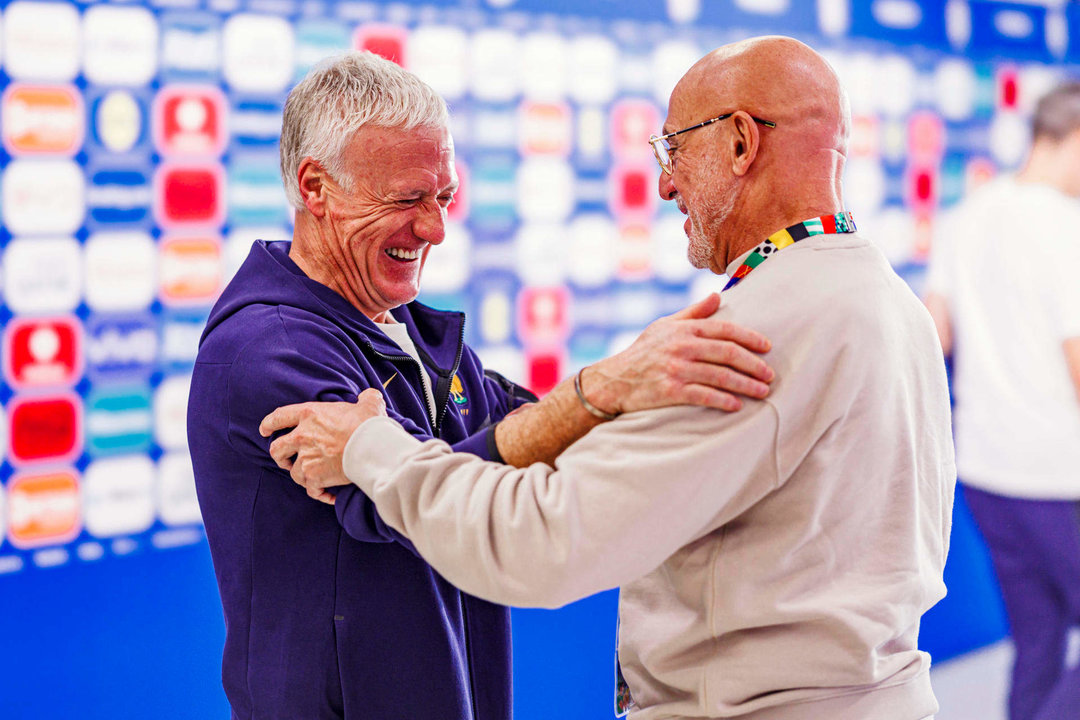 MÚNICH (ALEMANIA), 08/07/2024.- El entrenador de la selección española, Luis de la Fuente (d), saluda al seleccionador francés, Didier Deschamps (i), durante una rueda de prensa en Múnich, Alemania, este lunes, en la víspera del partido de semifinales de la Eurocopa 2024 entre España y Francia. EFE/RFEF/Pablo García SOLO USO EDITORIAL/ SOLO DISPONIBLE PARA ILUSTRAR LA NOTICIA QUE ACOMPAÑA / (CRÉDITO OBLIGATORIO) FOTO RFEF