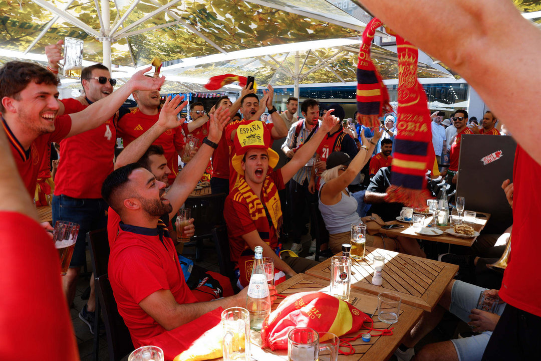 Aficionados españoles animan horas antes de la semifinal de la Eurocopa 2024 entre España y Francia, este martes en Múnich (Alemania). EFE/ Jj Guillén