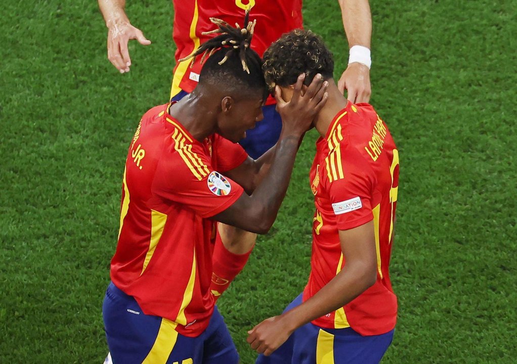 Los jugadores españoles Lamine Yamal y Nico Williams (I) celebran el 1-1 durante la semifinal de la Eurocopa entre España y francia en Múnich, Alemania. EFE/EPA/MOHAMED MESSARA