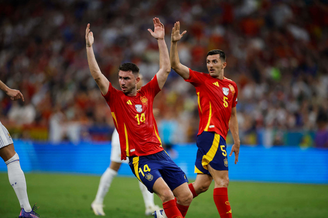 Los defensas de la selección española Aymeric Laporte (i) y Daniel Vivian, durante el partido de semifinales de la Eurocopa de fútbol que España y Francia disputaron en Múnich. EFE/Alberto Estévez