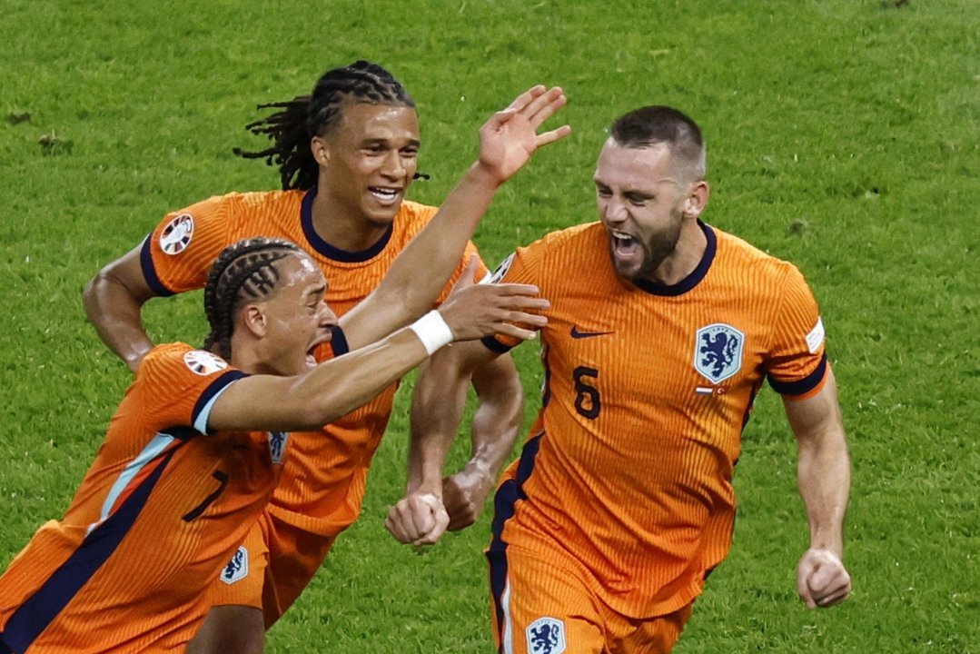 Stefan de Vrij (d.) celebra con sus compañeros Nathan Ake (c.) y Xavi Simons (i.) el gol anotado en el encuentro de cuartos de final de la Eurocopa 2024 contra Turquía. EFE/EPA/ROBERT GHEMENT