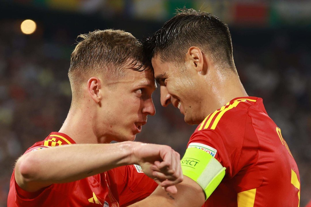 Los futbolistas españoles Dani Olmo (I) y Álvaro Morata (D), celebrna un gol en las semifinales de la Eurocopa contra Francia, en una foto de archivo. EFE/EPA/CLEMENS BILAN