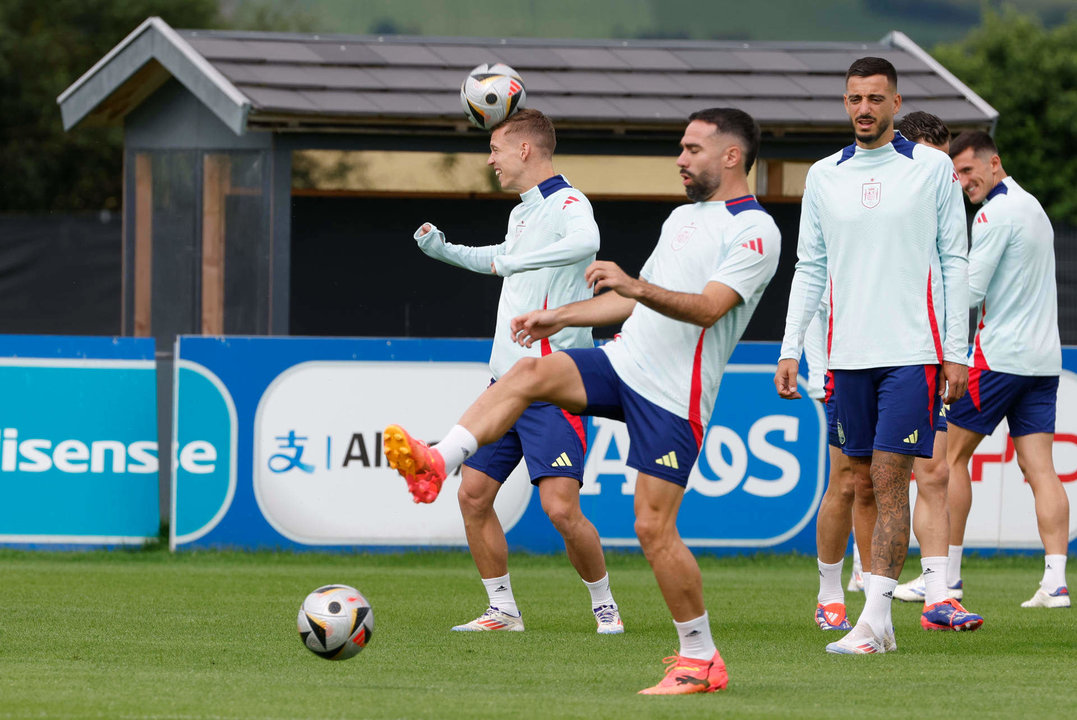 Los jugadores de la selección española Dani Olmo, Dani Carvajal y Joselu Mato (i-d), durante el entrenamiento realizado en su cuartel general de Donaueschingen, donde el combinado prepara el partido de la final de la Eurocopa 2024 que disputarán ante la selección de Inglaterra en el Olympiastadion de Berlín. EFE/J.J. Guillén