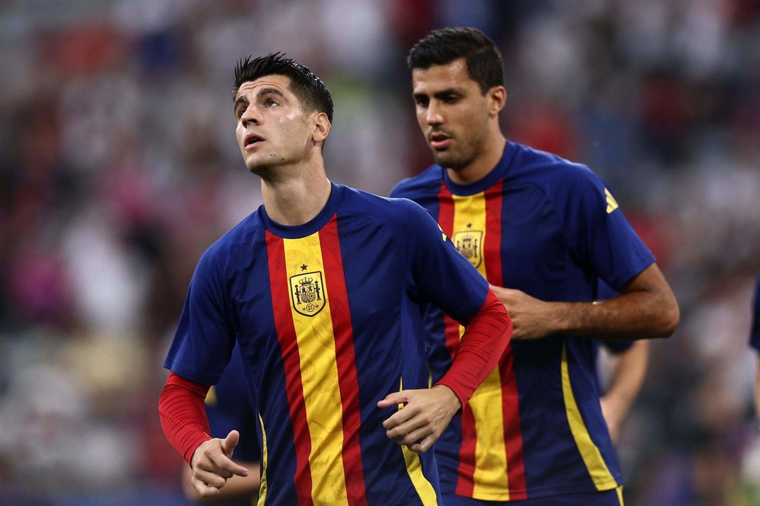 Alvaro Morata (I) y Rodri (d). EFE/EPA/ANNA SZILAGYI