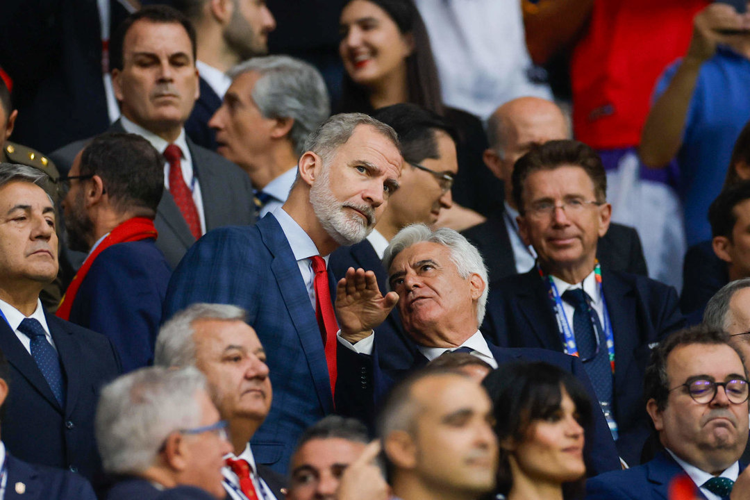 El rey Felipe VI (c) antes del inicio del encuentro España - Italia en Gelsenkirchen (Alemania). EFE/ Alberto Estévez